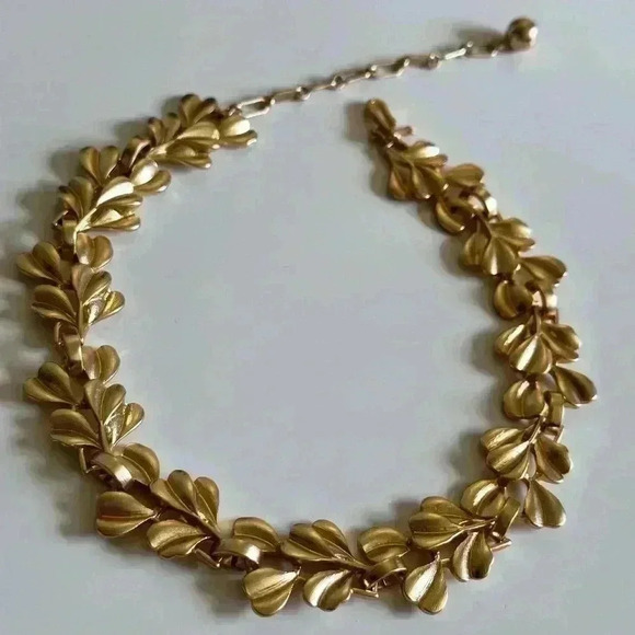 Luxury European Goddess Necklace - Picture 3 of 9